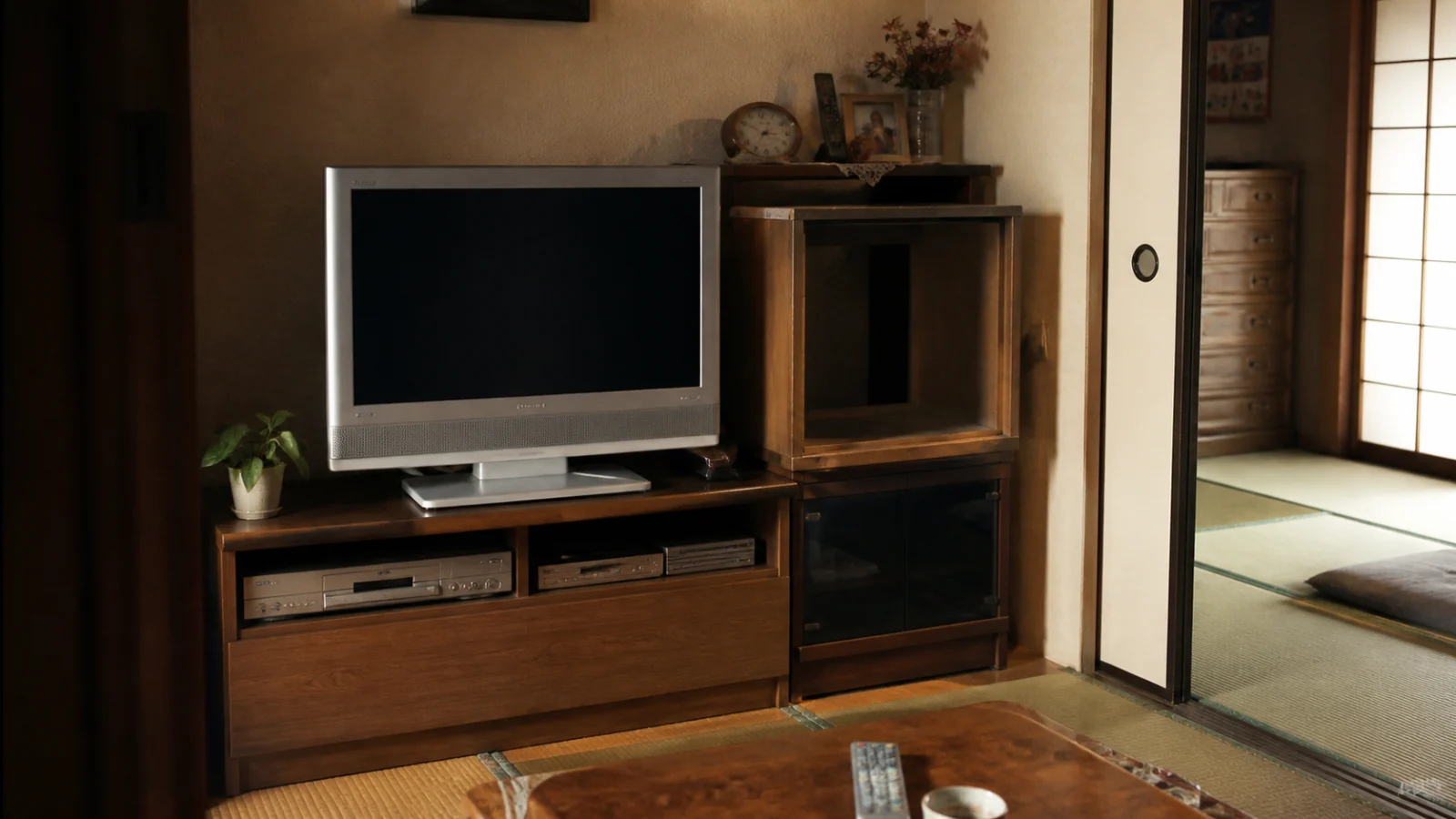 平成中期（2003〜2009年ごろ）の薄型テレビを思わせる横長の記憶風景