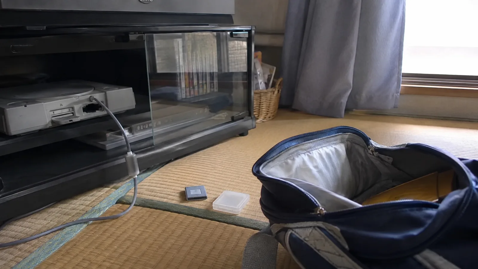 平成中期（1996〜2006年ごろ）のテレビゲームのメモリーカードを思わせる横長の記憶風景