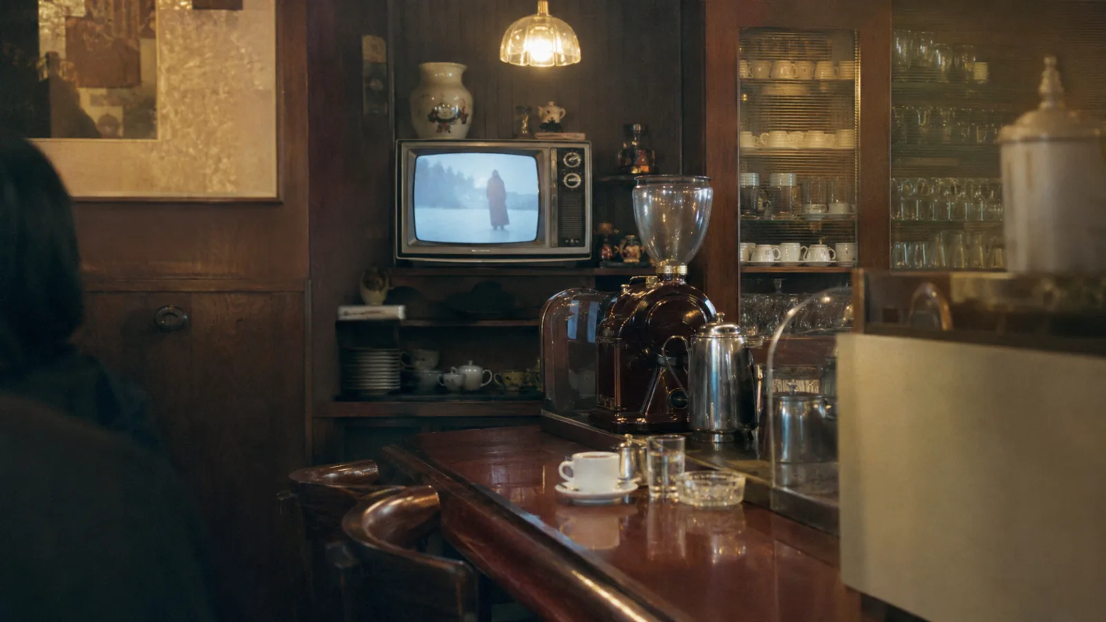 昭和50年代（1975〜1984年ごろ）の喫茶店の店内テレビを思わせる横長の記憶風景