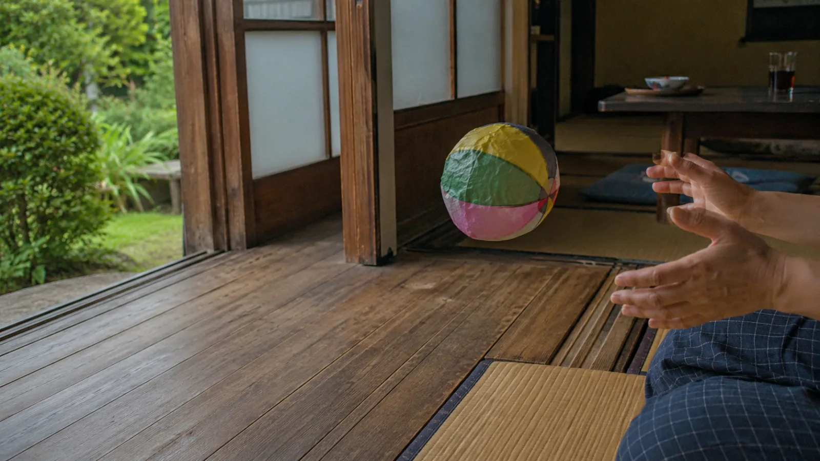 昭和40年代（1965〜1974年ごろ）の紙風船を思わせる横長の記憶風景