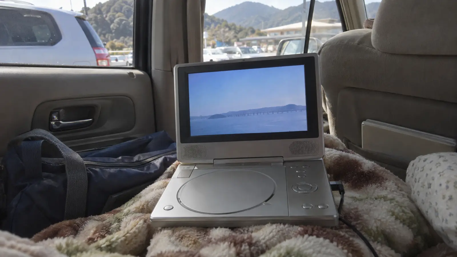 平成中期（2003〜2010年ごろ）の車載用ポータブルDVDプレーヤーを主役にした懐かしい横長写真